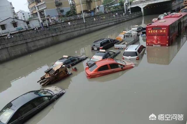 下暴雨，车子停路上被水淹了，直接报废处理吗？保险公司赔全款吗？